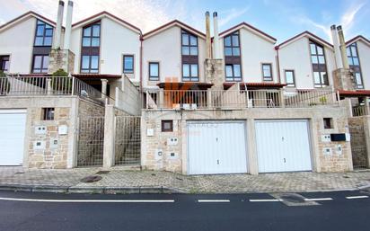 Vista exterior de Casa adosada en venda en Brión amb Jardí privat, Piscina i Forn