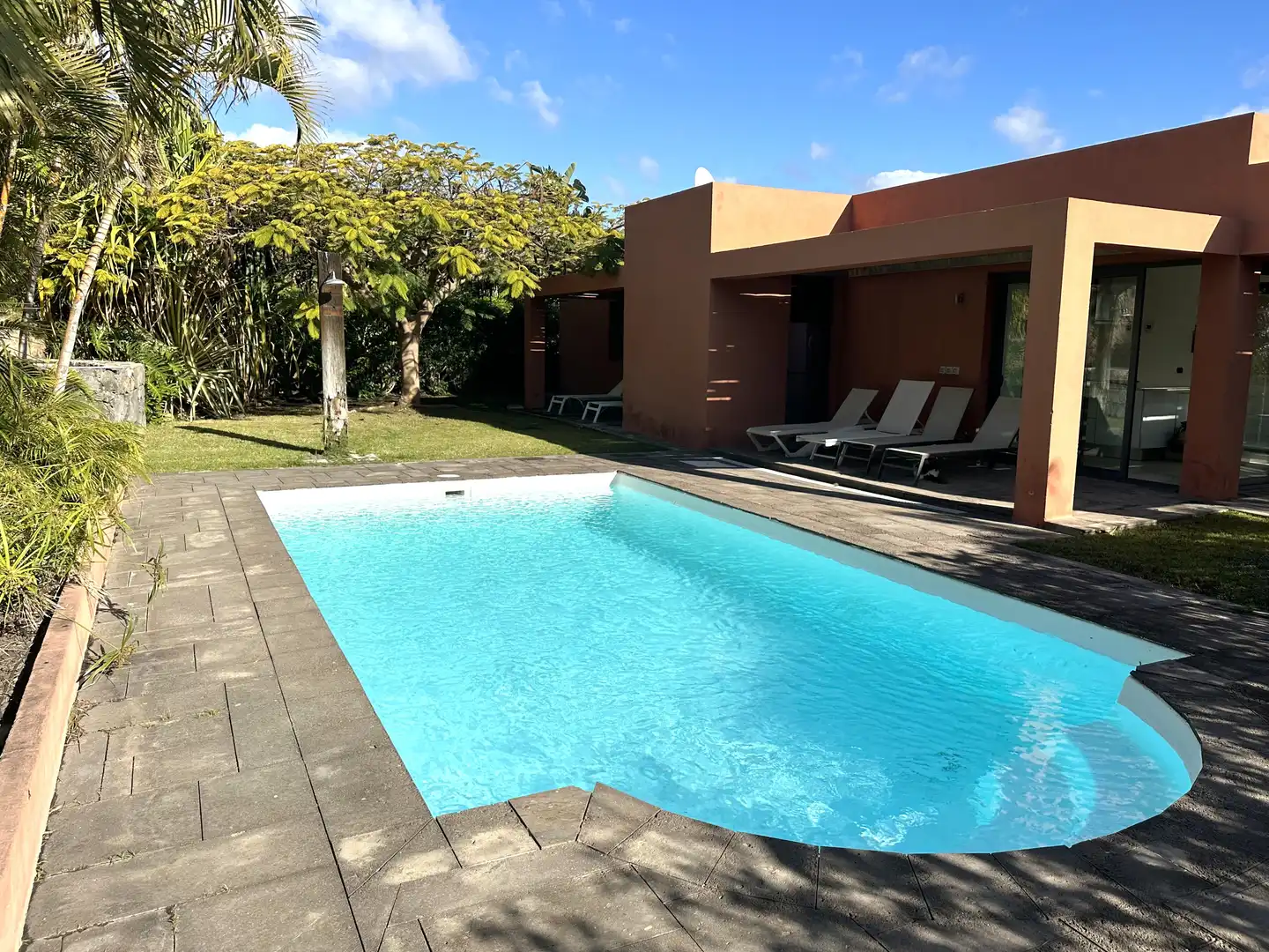 Swimming pool of Houses for sale in San Bartolomé de Tirajana  with Air Conditioner, Private garden and Parquet flooring