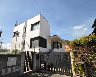 Vista exterior de Casa o xalet en venda en Castro-Urdiales amb Calefacció, Jardí privat i Terrassa