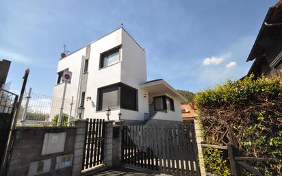 Vista exterior de Casa o xalet en venda en Castro-Urdiales amb Calefacció, Jardí privat i Terrassa