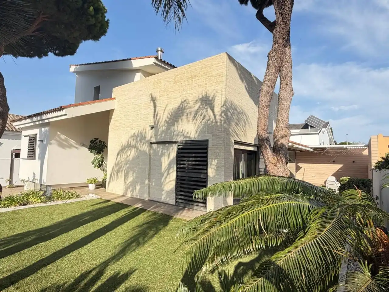 Vista exterior de Casa o xalet en venda en Chiclana de la Frontera amb Aire condicionat, Jardí privat i Terrassa