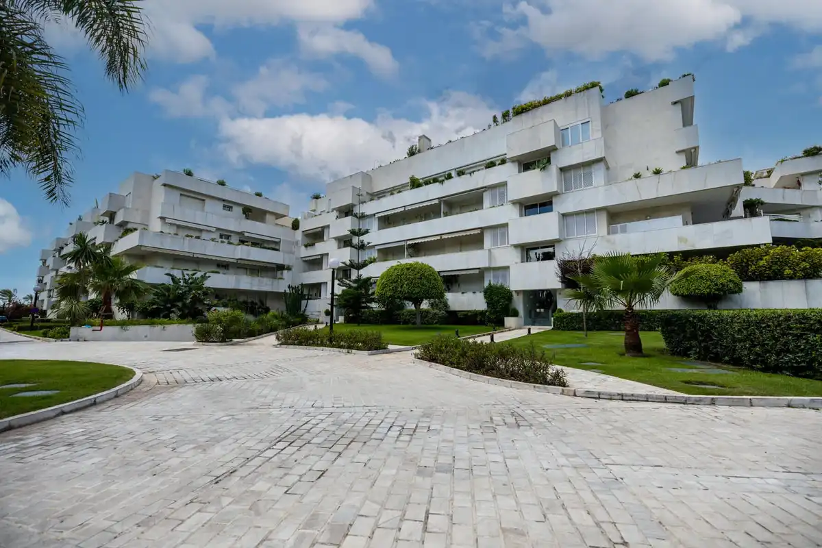 Außenansicht von Erdgeschoss zum Verkauf in Marbella mit Klimaanlage, Privatgarten und Terrasse