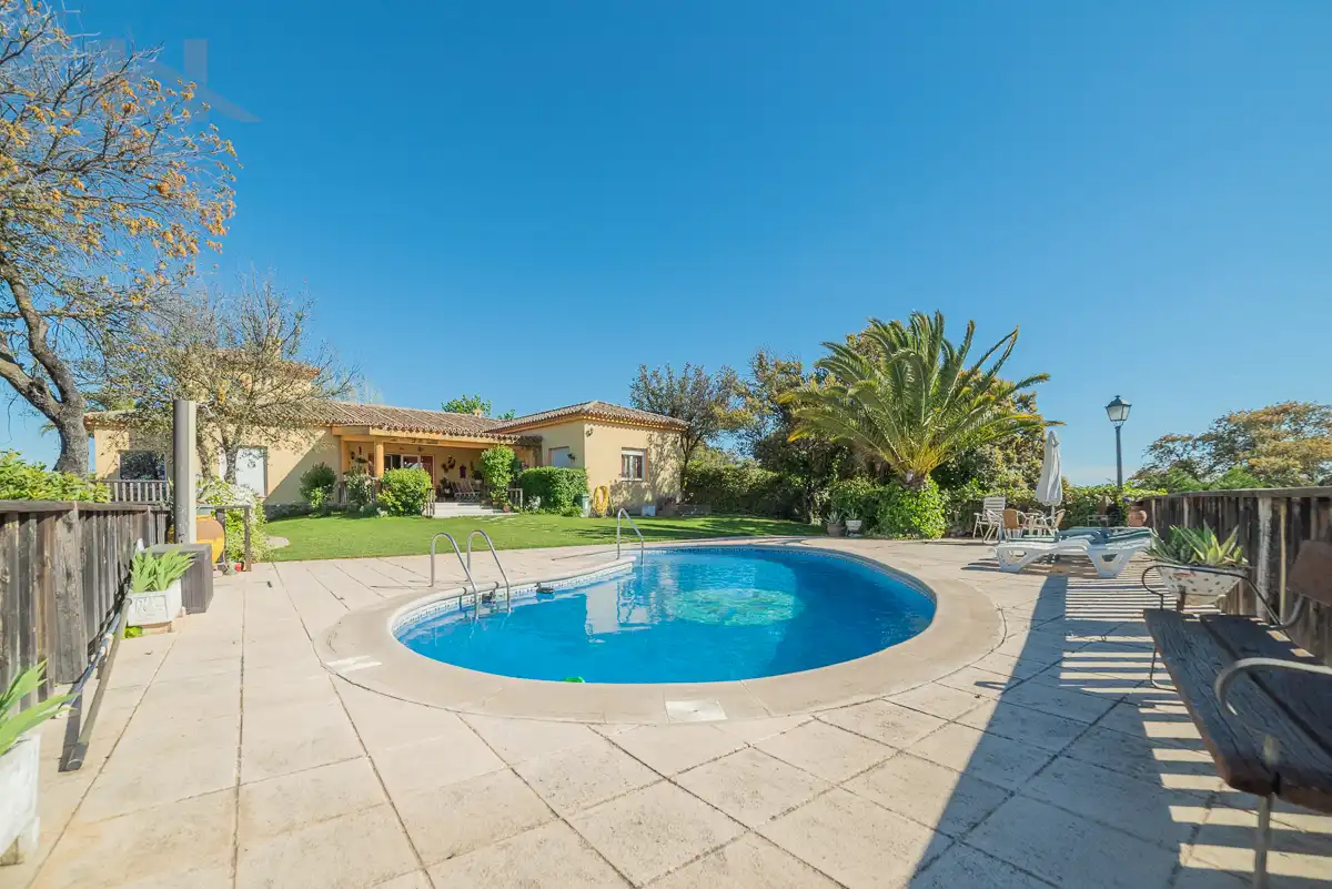 Piscina de Casa o xalet en venda en Sevilla la Nueva amb Calefacció, Jardí privat i Piscina