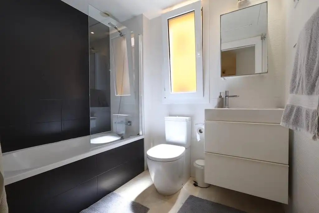 Baño de Apartamento de alquiler en Torrevieja con Aire acondicionado, Calefacción y Jardín privado