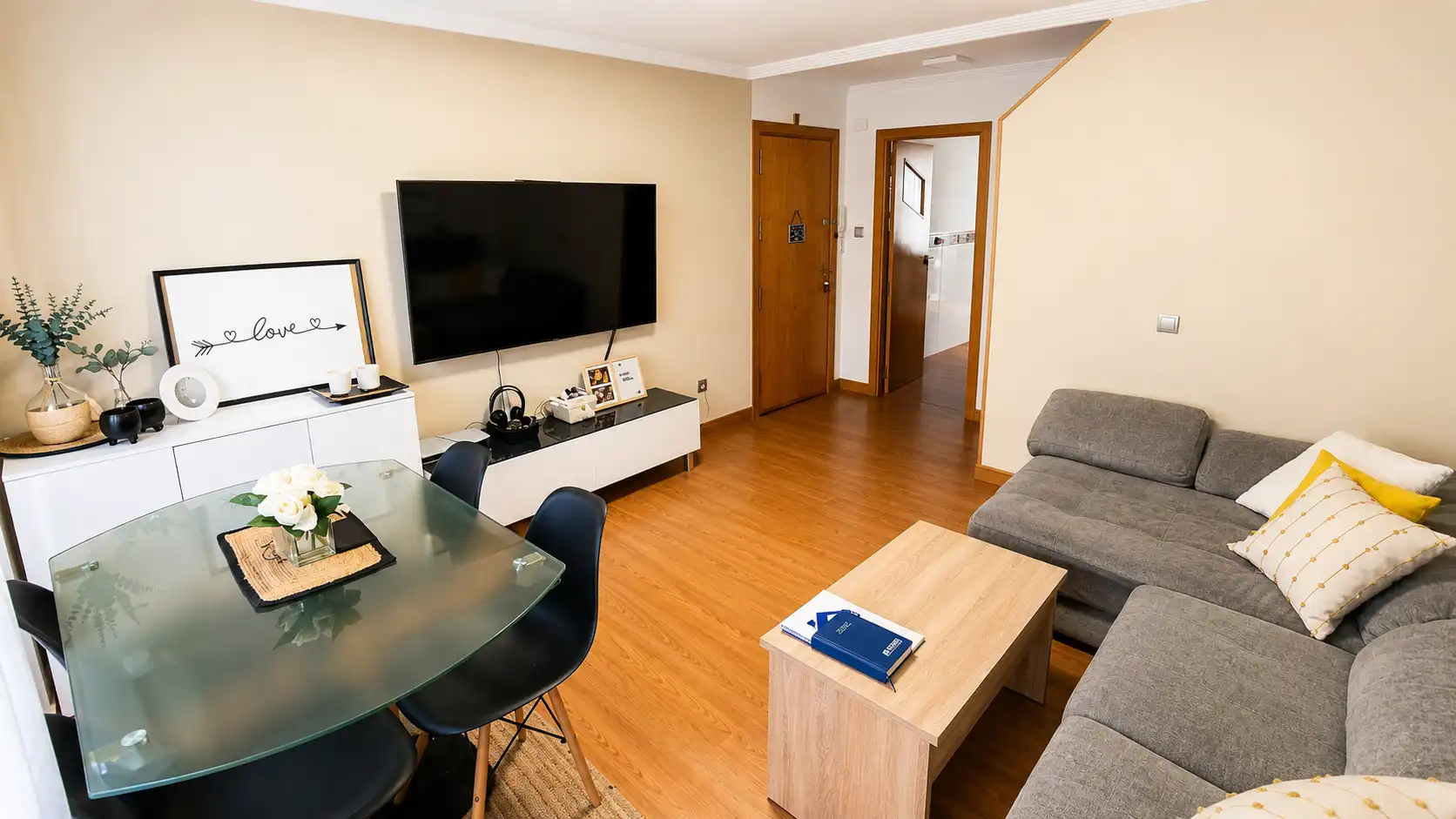 Living room of Flat for sale in Sevilla  with Air Conditioner and Furnished