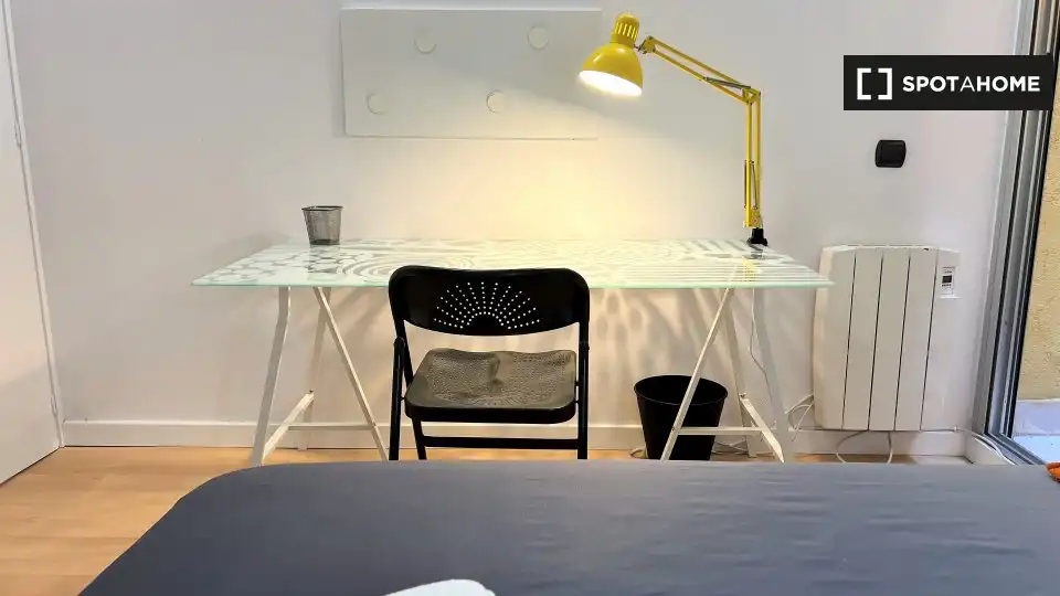 Bedroom of Flat for share in Barcelona  with Air Conditioner, Heating and Furnished