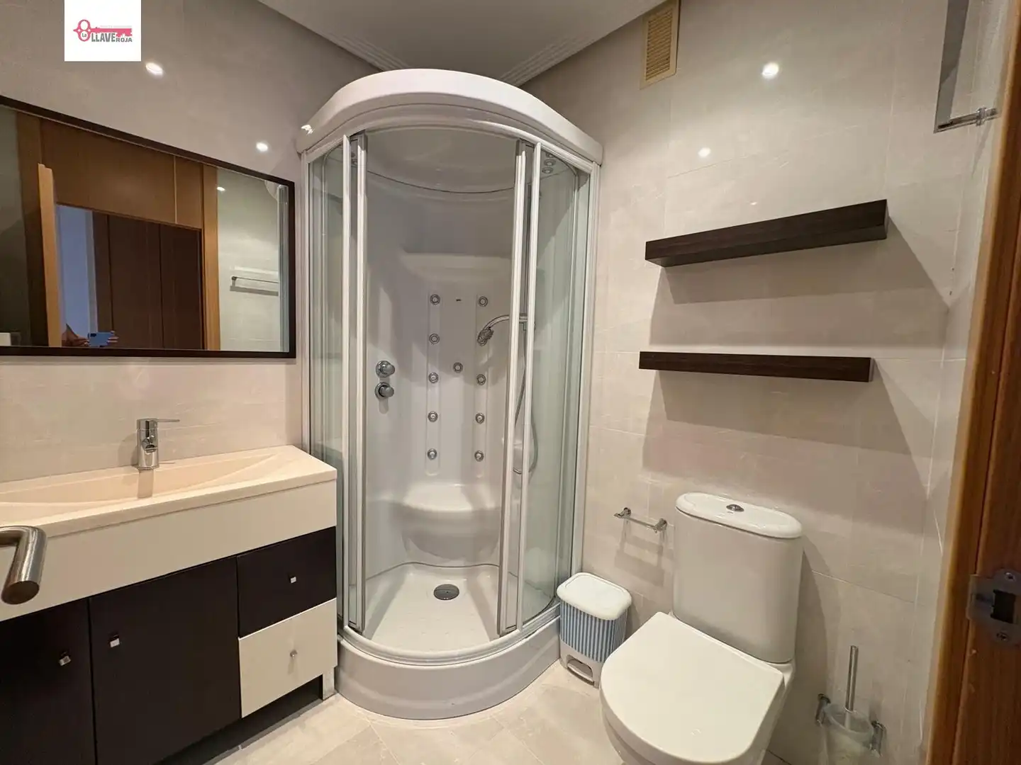 Bany de Apartament en venda en Burgos amb Calefacció, Traster i Piscina comunitària