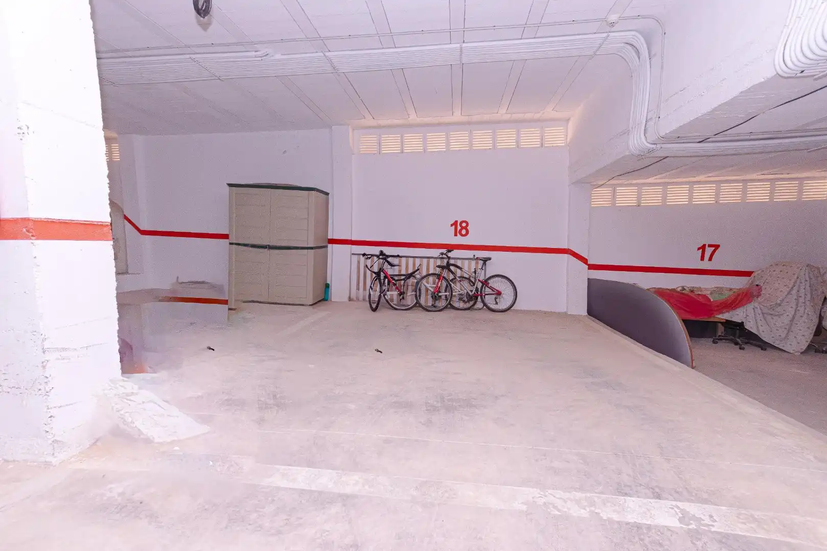 Aparcament de Apartament de lloguer en Torrevieja amb Aire condicionat, Jardí privat i Terrassa