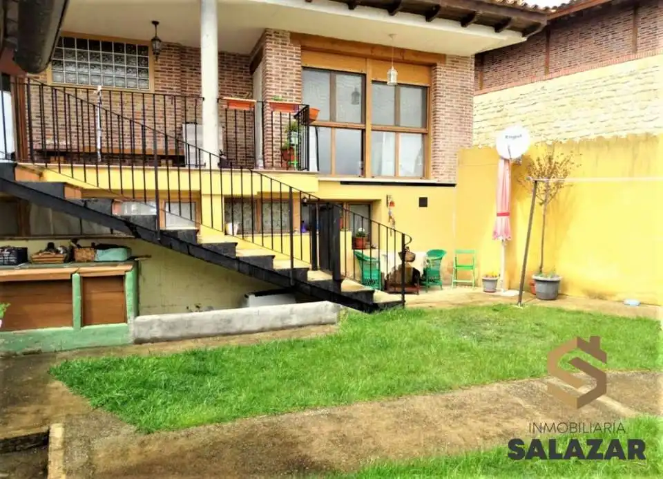 Casa adosada en venda a Calle la Iglesia, Villalaco