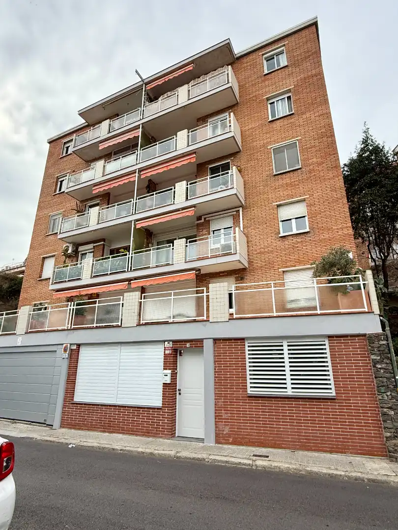 Vista exterior de Local en venda en Barcelona amb Aire condicionat, Calefacció i Moblat