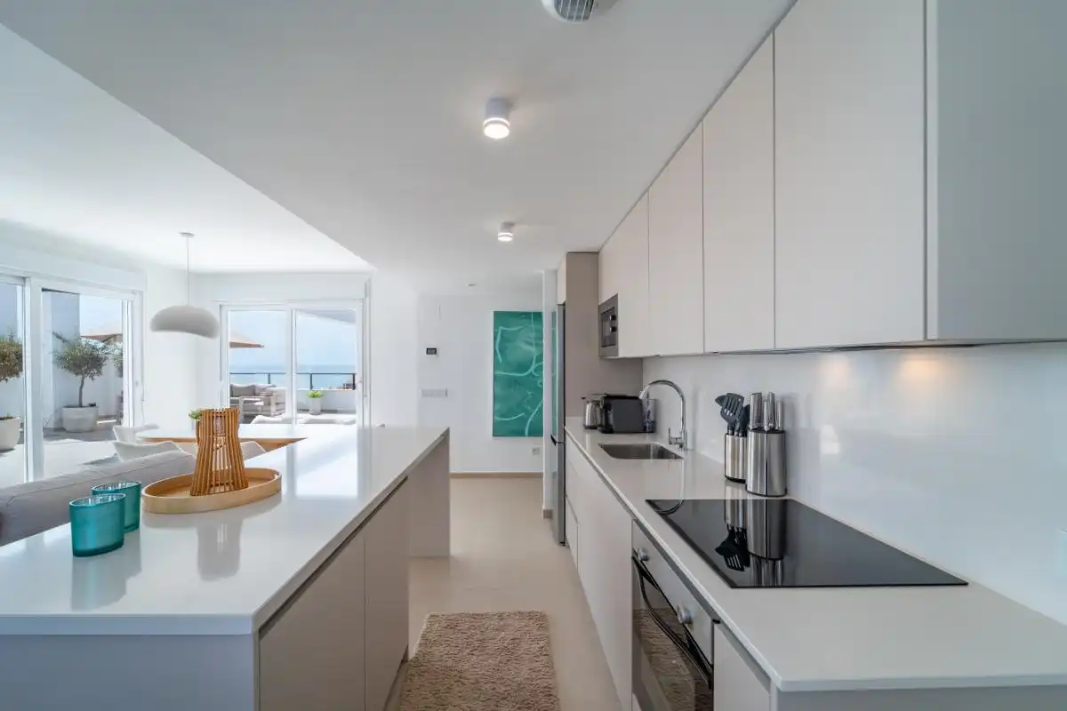 Küche von Wohnung zum Verkauf in Manilva mit Klimaanlage, Heizung und Privatgarten