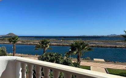 Vista exterior de Pis en venda en La Manga del Mar Menor amb Aire condicionat, Terrassa i Piscina