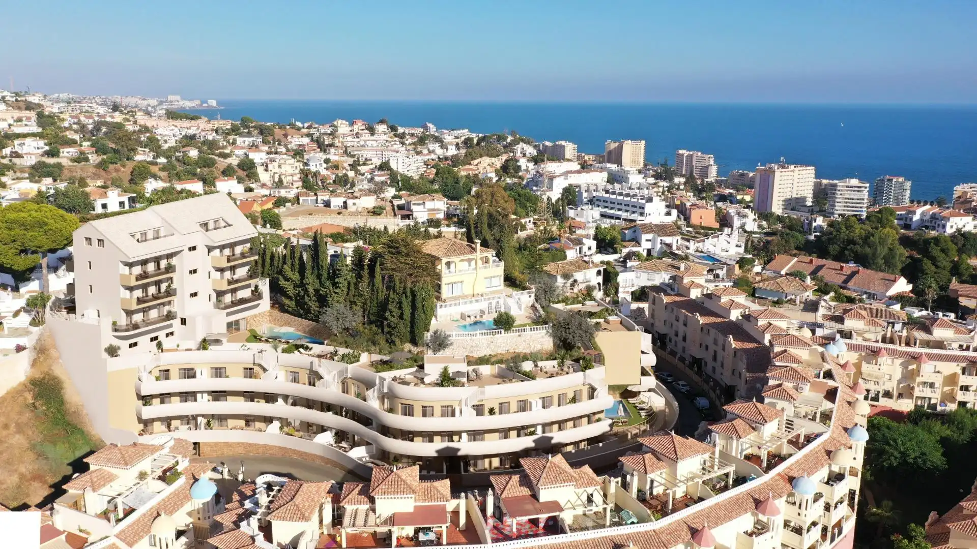 Außenansicht von Wohnungen zum Verkauf in Fuengirola mit Klimaanlage, Heizung und Privatgarten