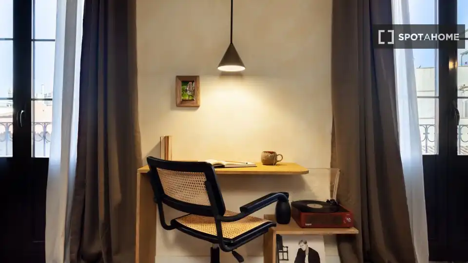 Room in Sant Pere, Sta. Caterina i la Ribera