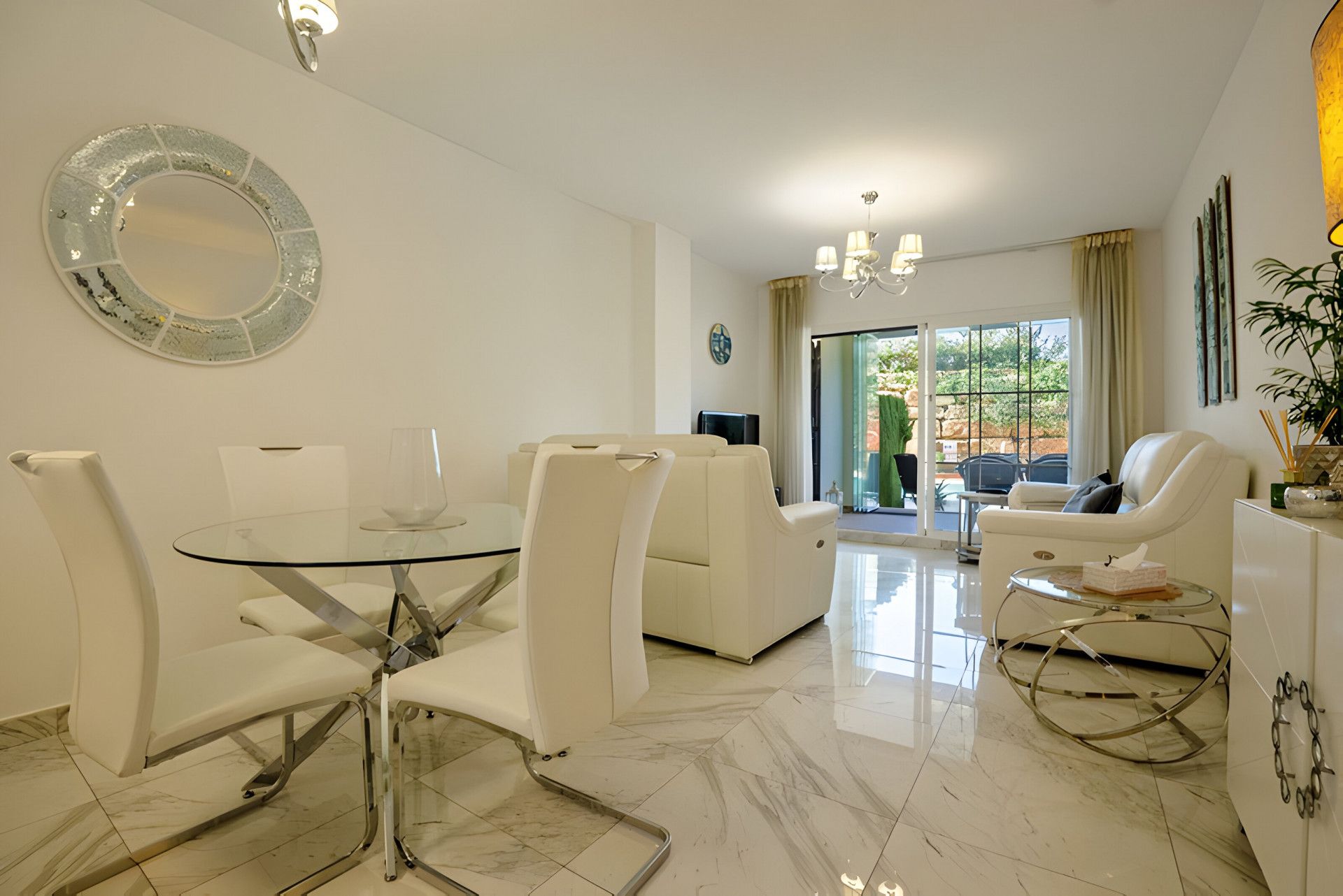 Sala d'estar de Planta baixa en venda en Mijas amb Aire condicionat, Terrassa i Piscina