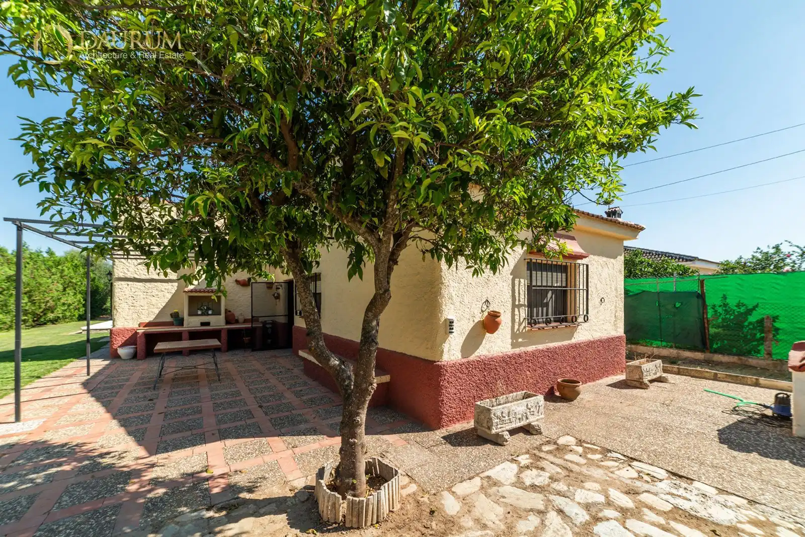 Vista exterior de Casa o xalet en venda en La Rinconada amb Aire condicionat, Calefacció i Piscina