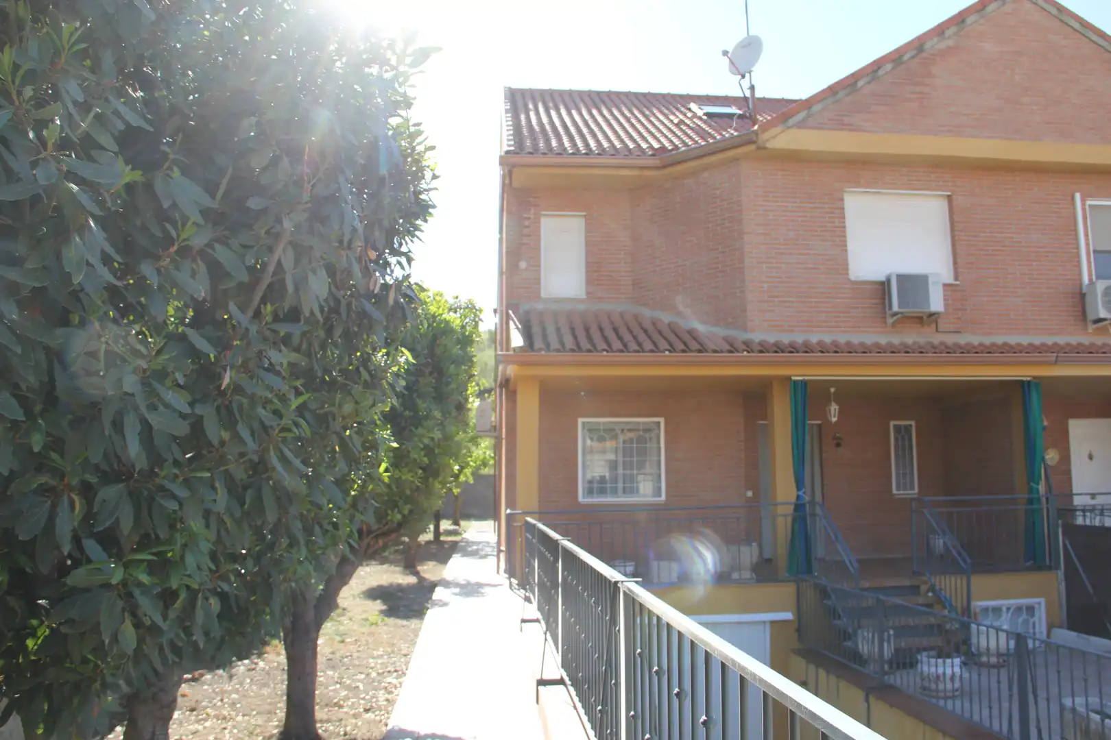 Außenansicht von Haus oder Chalet zum Verkauf in Villalbilla mit Klimaanlage, Heizung und Privatgarten