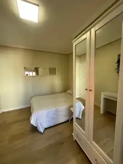 Dormitori de Apartament en venda en León Capital  amb Calefacció, Parquet i Terrassa