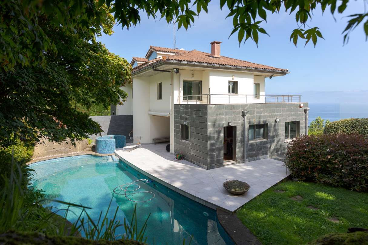 Exterior view of Single-family semi-detached for sale in Donostia - San Sebastián   with Heating, Terrace and Swimming Pool