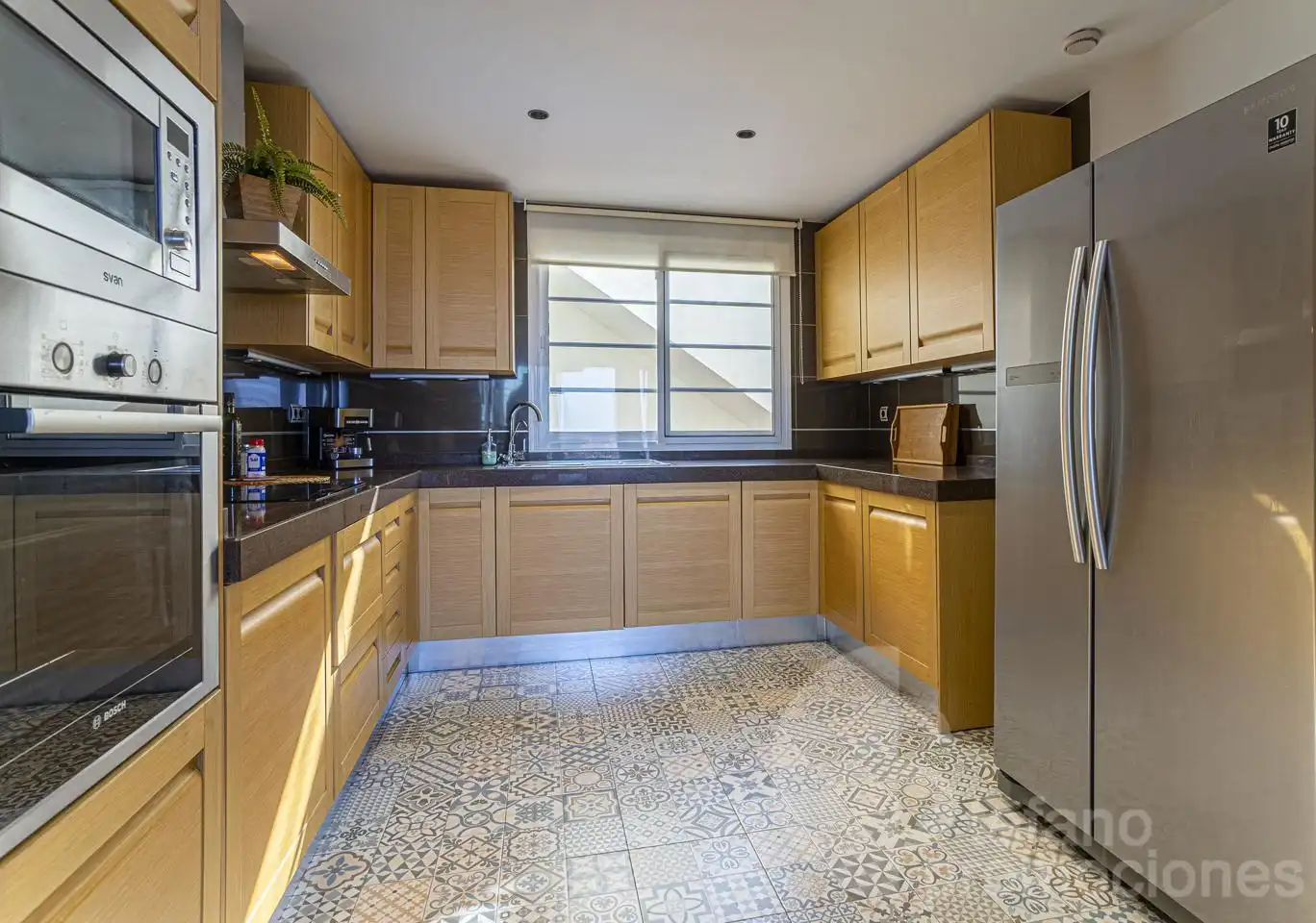 Cuina de Casa adosada en venda en Málaga amb Aire condicionat, Jardí privat i Parquet