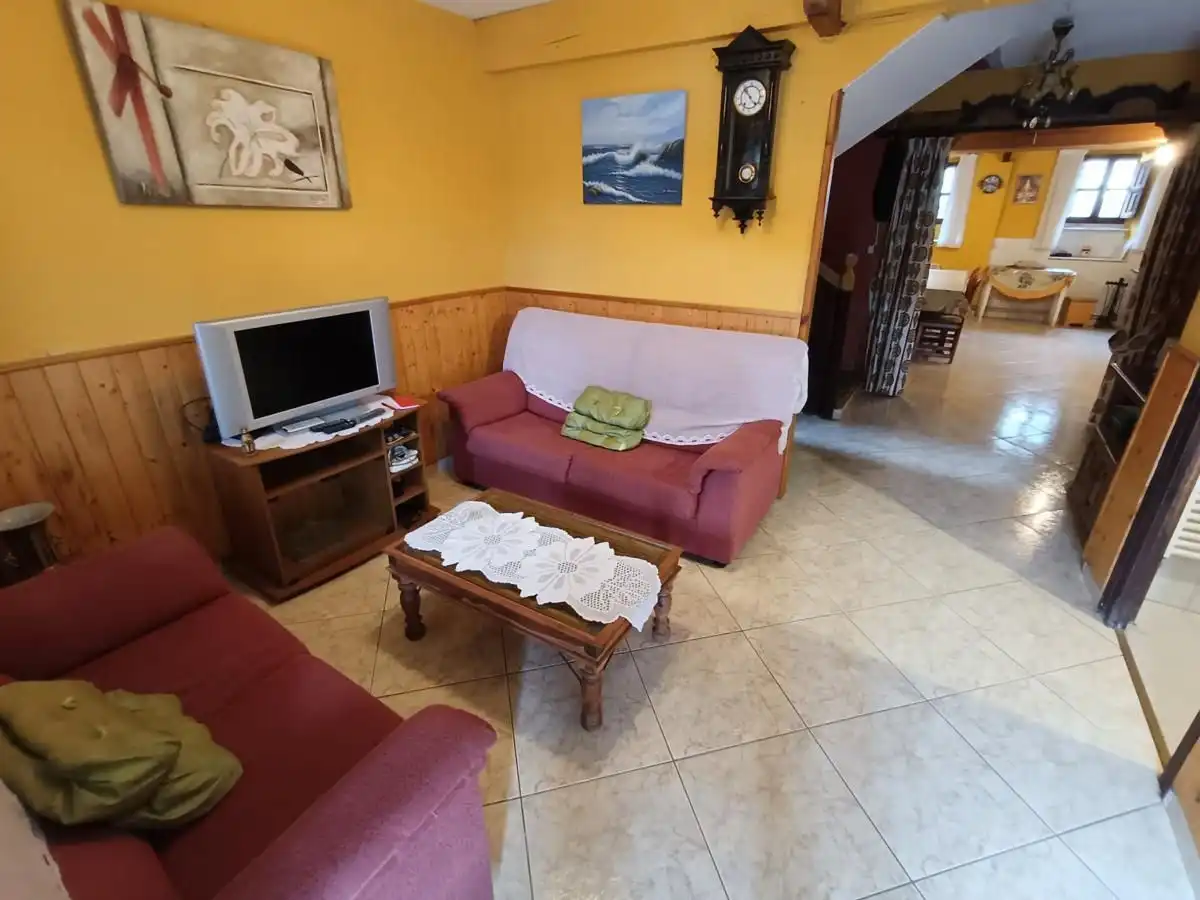 Wohnzimmer von Einfamilien-Reihenhaus zum Verkauf in Peñamellera Alta mit Heizung, Privatgarten und Terrasse