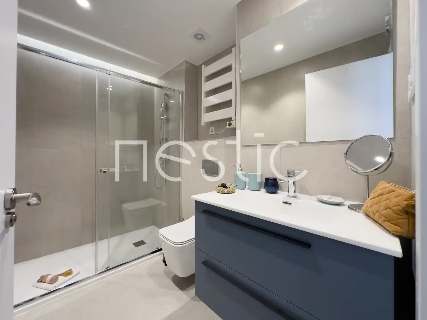 Bany de Apartament de lloguer en Madrid amb Aire condicionat, Calefacció i Moblat