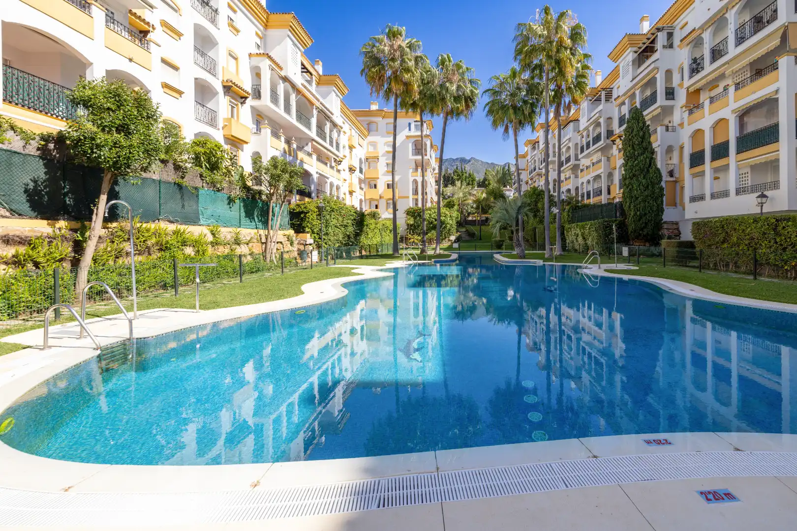Außenansicht von Erdgeschoss zum Verkauf in Marbella mit Klimaanlage, Heizung und Terrasse