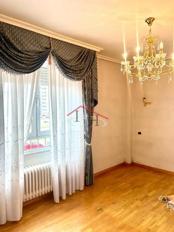 Sala de estar de Piso en venta en León Capital  con Calefacción, Parquet y Terraza