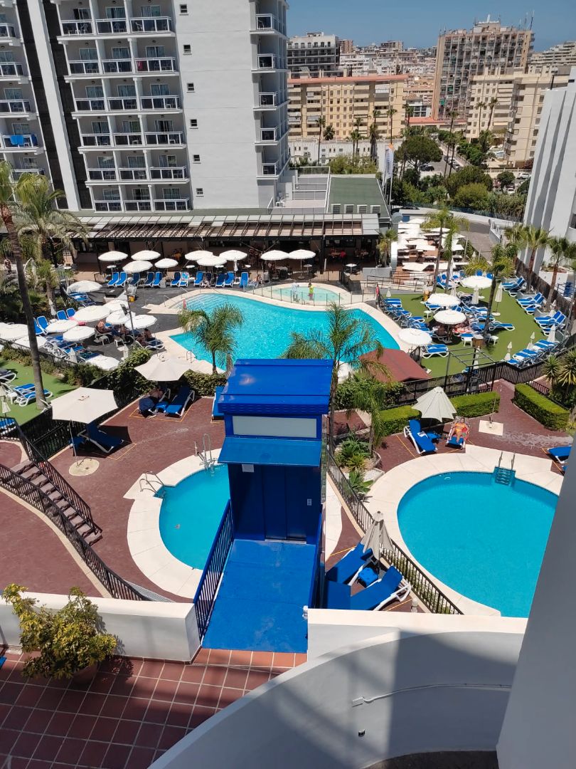 Piscina de Apartament de lloguer en Benalmádena amb Aire condicionat, Terrassa i Moblat