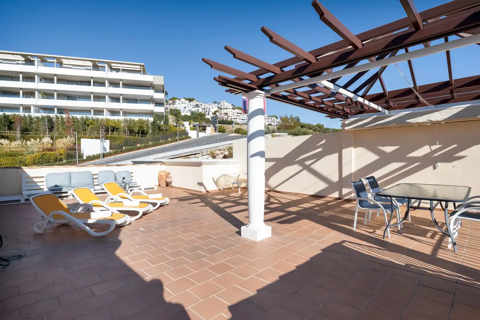 Terrasse von Maisonette zur Miete in Benahavís mit Klimaanlage, Heizung und Privatgarten