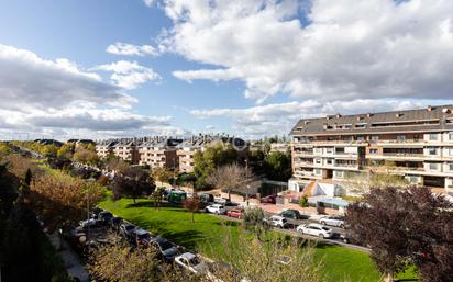 Vista exterior de Dúplex en venda en Majadahonda amb Calefacció, Parquet i Terrassa