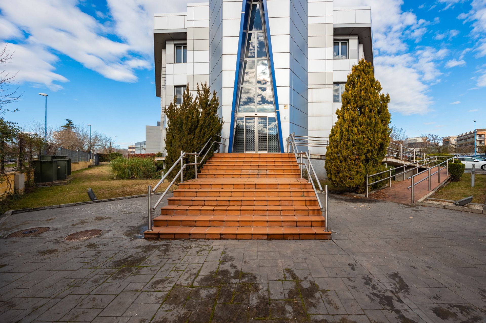 Vista exterior de Edifici en venda en Leganés