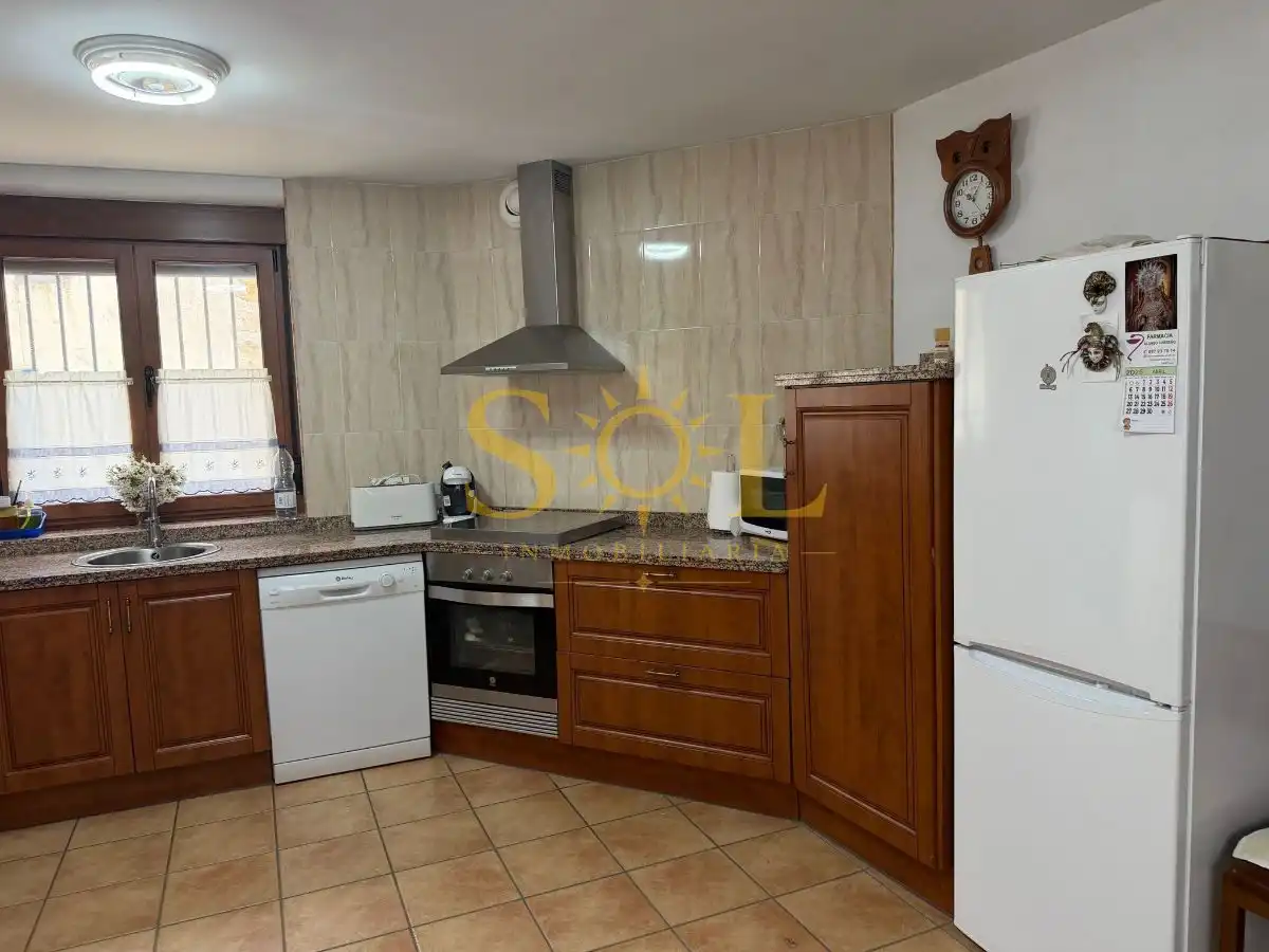 Cuina de Casa o xalet en venda en Los Barrios de Luna  amb Calefacció i Moblat