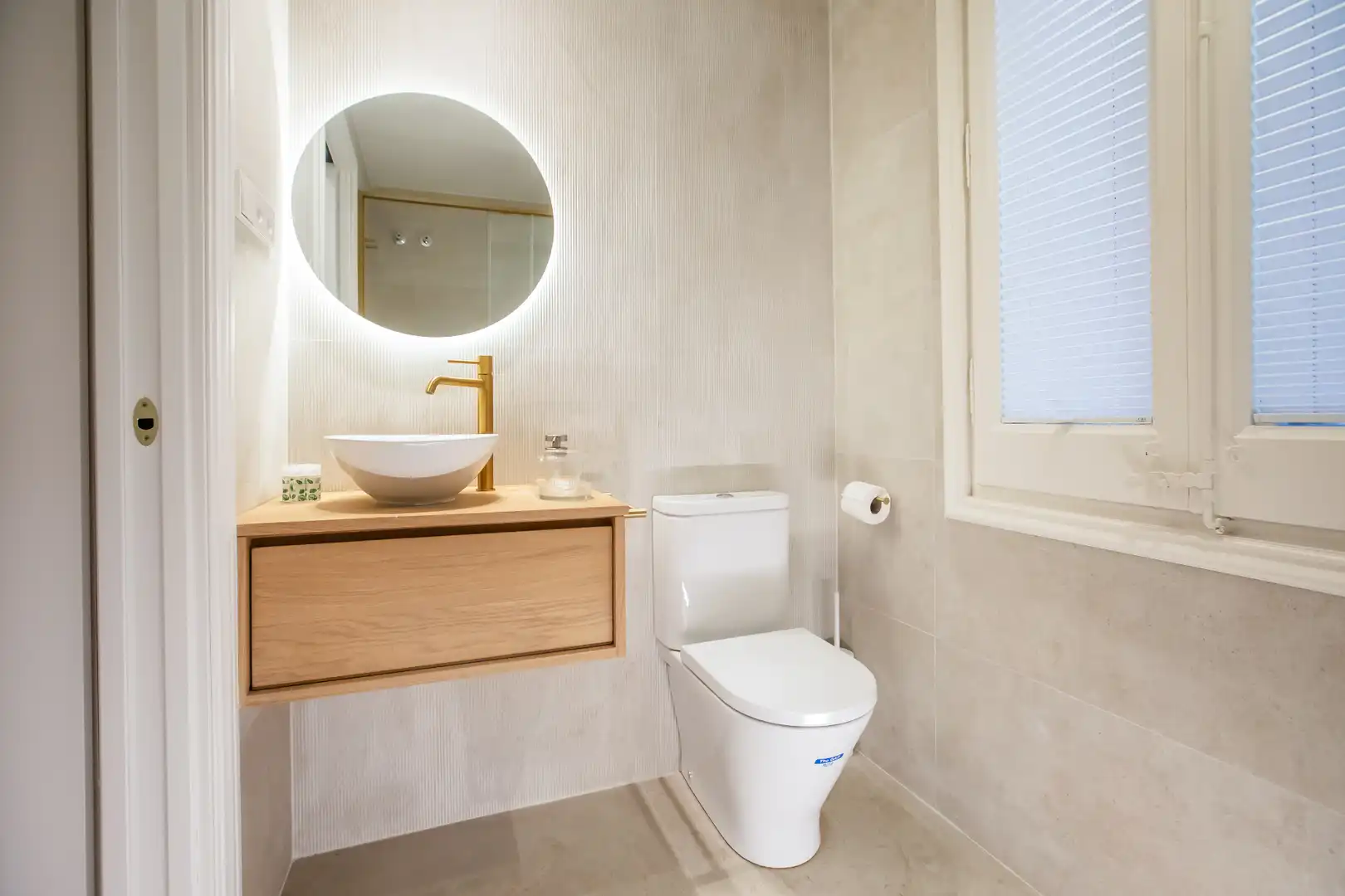 Badezimmer von Wohnung zur Miete in Barcelona mit Klimaanlage, Heizung und Parkett