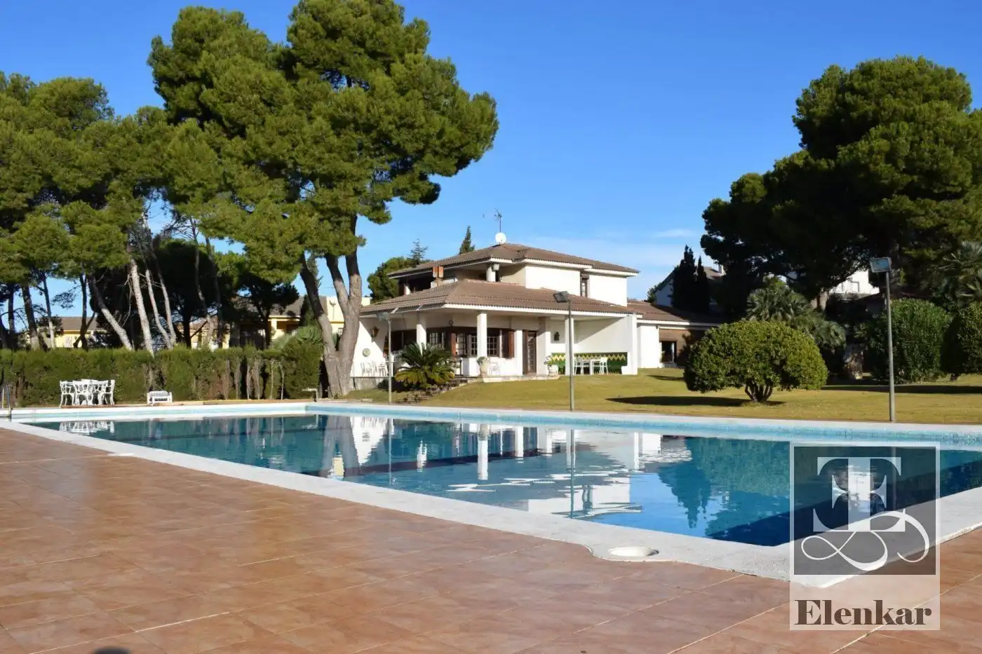 Villa avec piscine à vendre à De les guardies