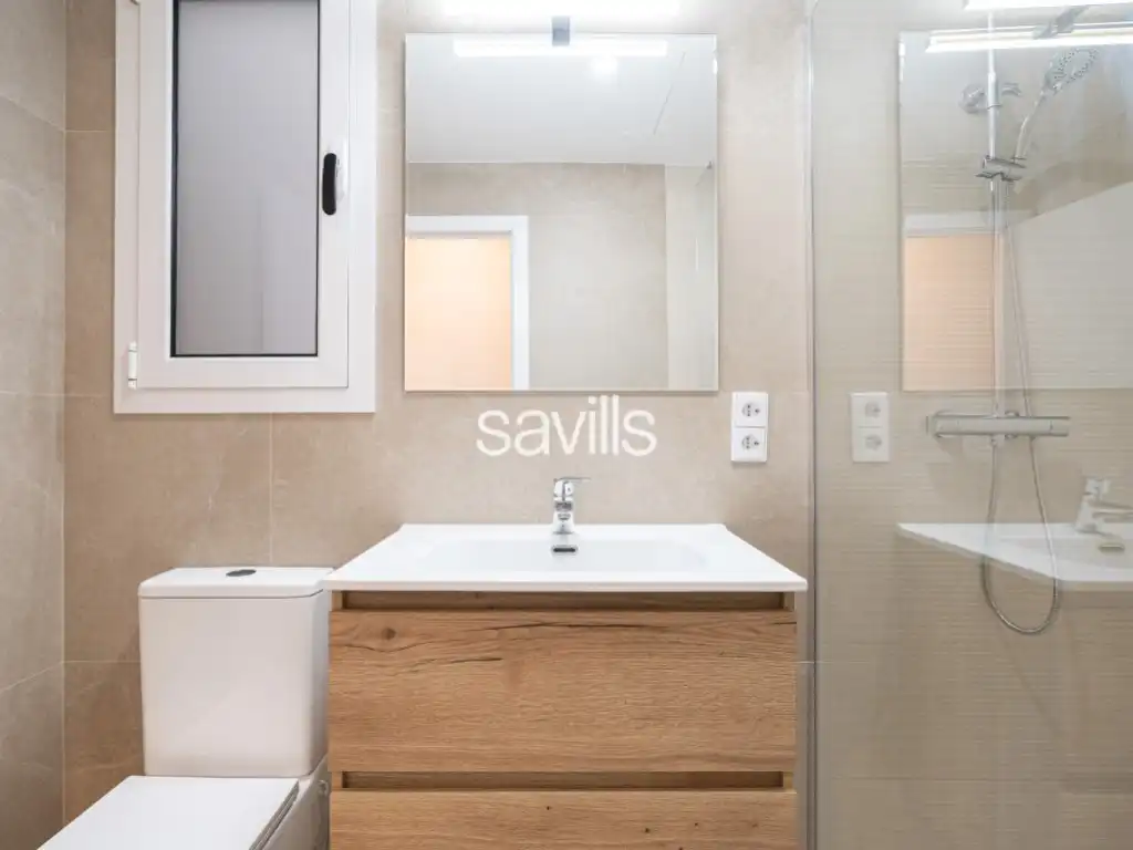 Bathroom of Apartments for sale in Barcelona  with Air Conditioner and Balcony
