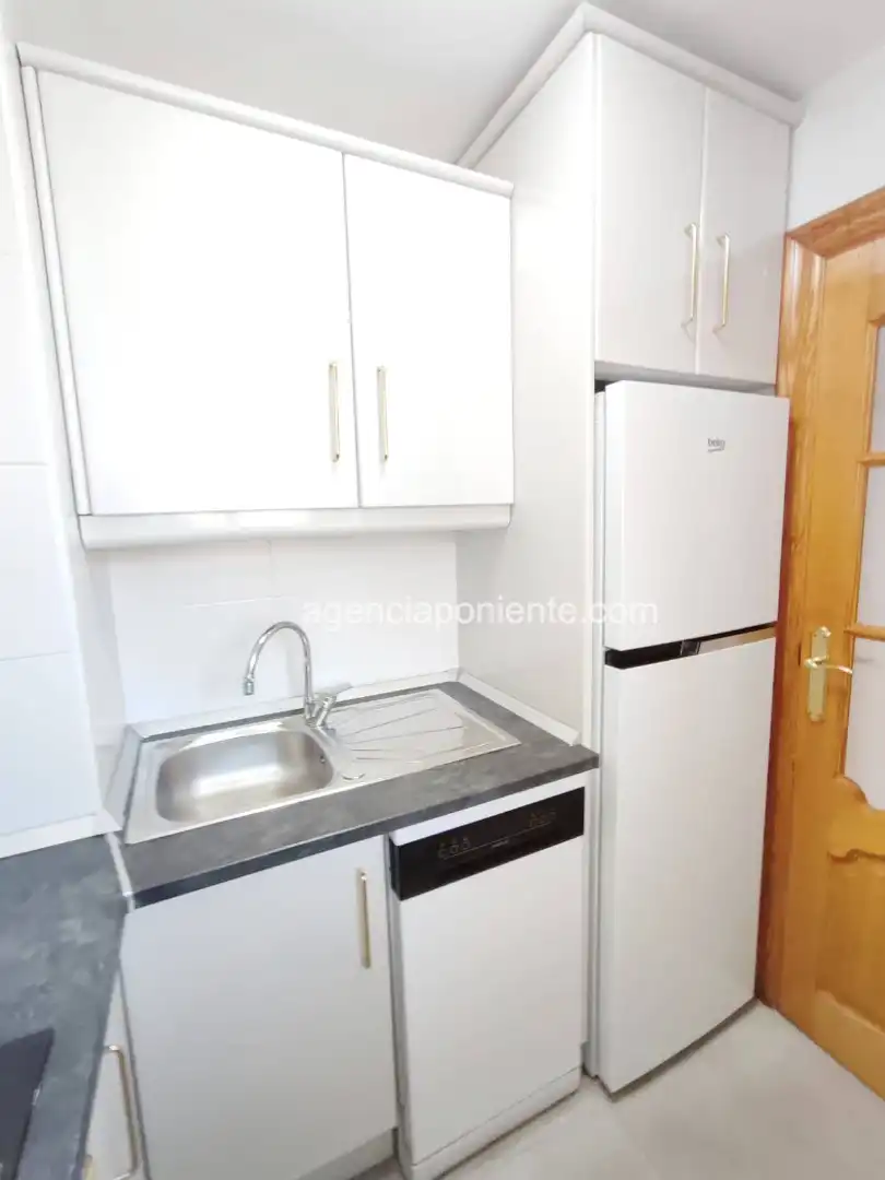 Cuina de Apartament de lloguer en Benidorm amb Aire condicionat, Calefacció i Terrassa