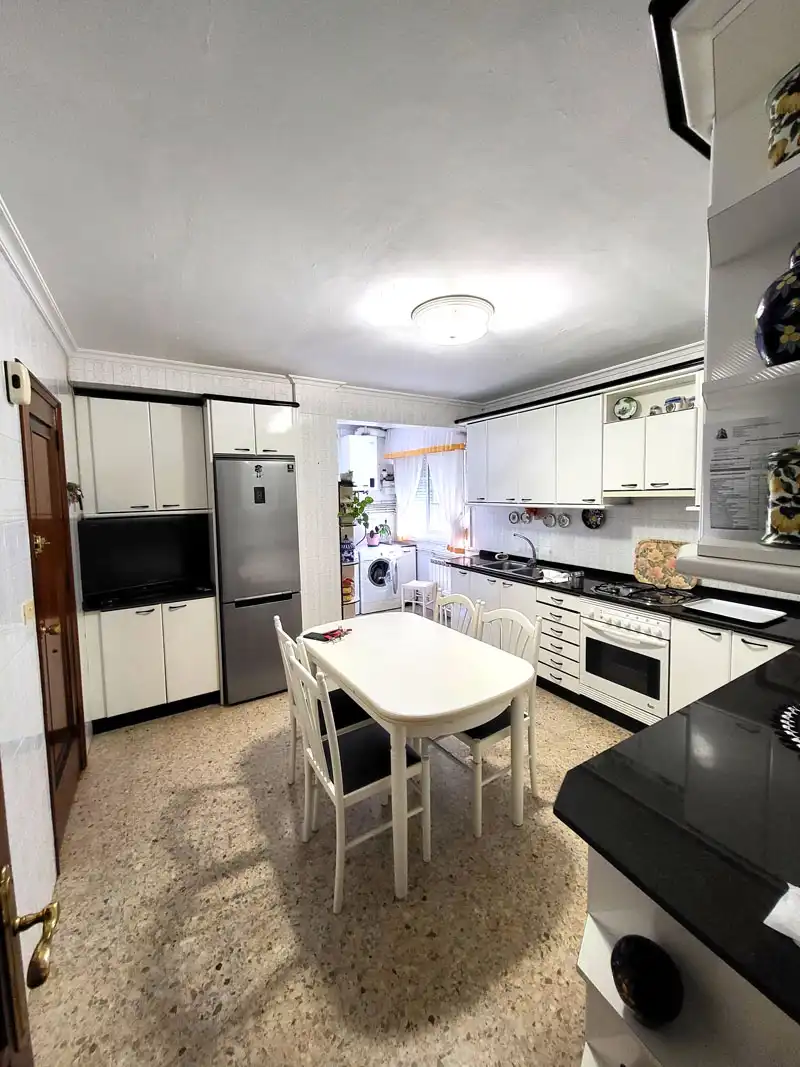 Kitchen of Flat for rent in Vigo   with Heating, Parquet flooring and Terrace