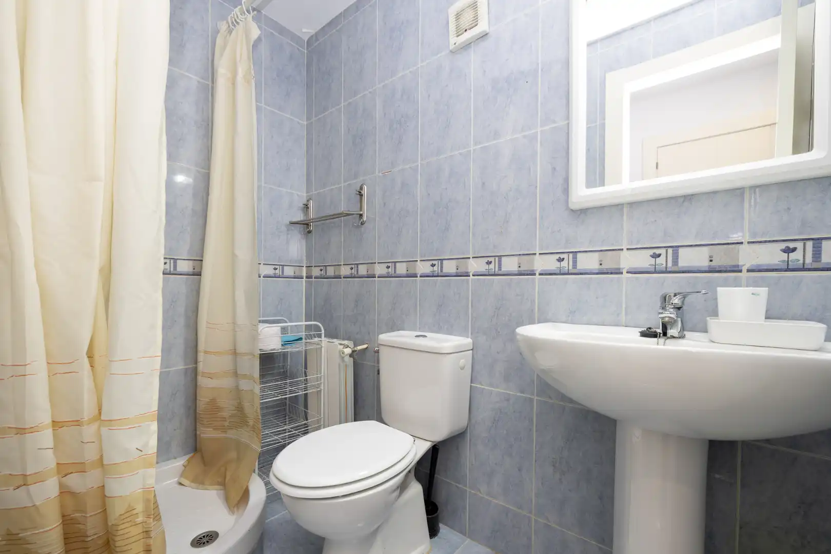 Bathroom of Flat for rent in Granada  with Heating, Furnished and Washing machine