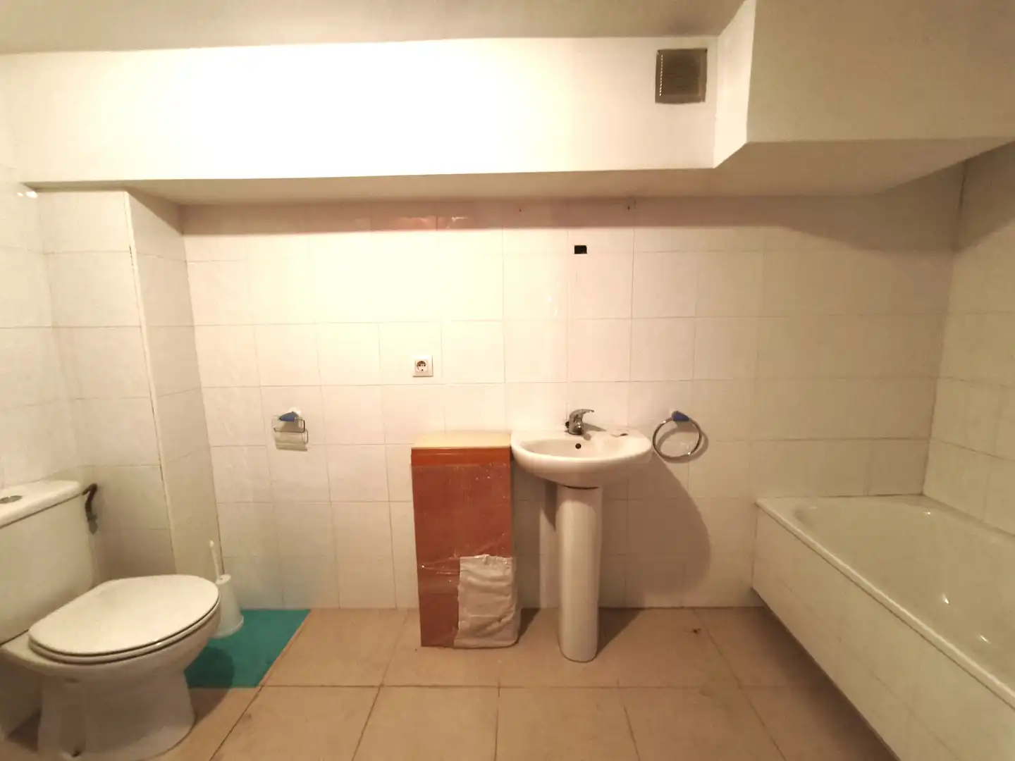 Badezimmer von Büro zum Verkauf in Girona mit Klimaanlage, Heizung und Terrasse