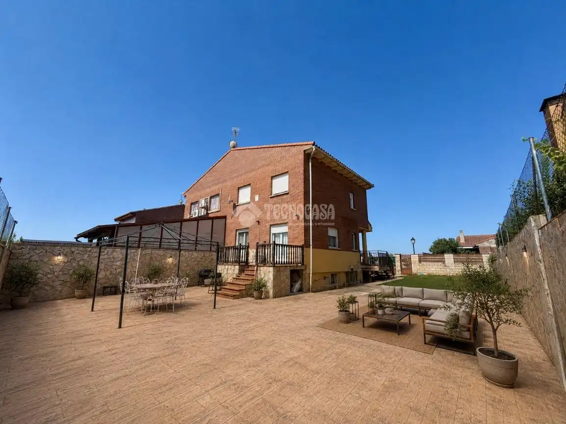 Vista exterior de Casa adosada en venta en Villanueva de la Torre con Jardín privado, Terraza y Balcón