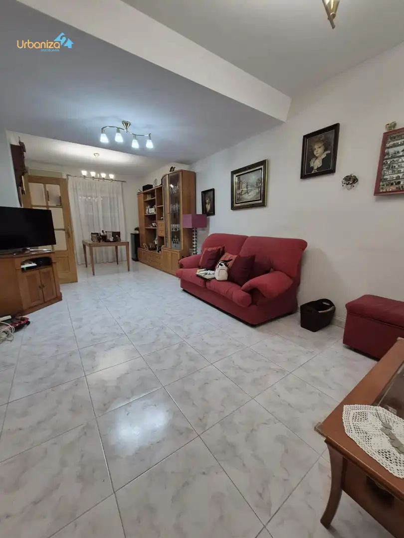 Sala de estar de Casa adosada en venta en Badajoz con Calefacción, Terraza y Trastero
