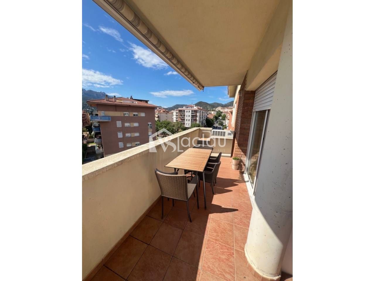Vista exterior de Àtic en venda en Olesa de Montserrat amb Aire condicionat, Calefacció i Terrassa