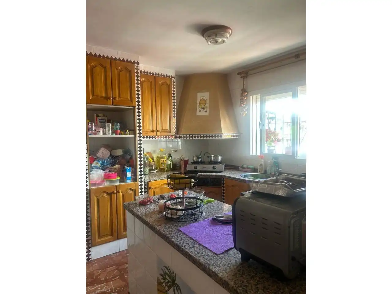 Küche von Einfamilien-Reihenhaus zum Verkauf in Estepona mit Klimaanlage und Terrasse