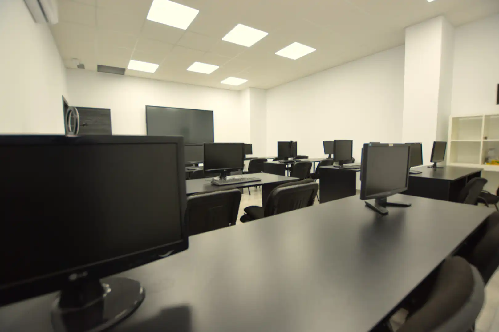 Commercial properties for sale in Alcalá de Guadaira  with Air Conditioner, Heating and Internet