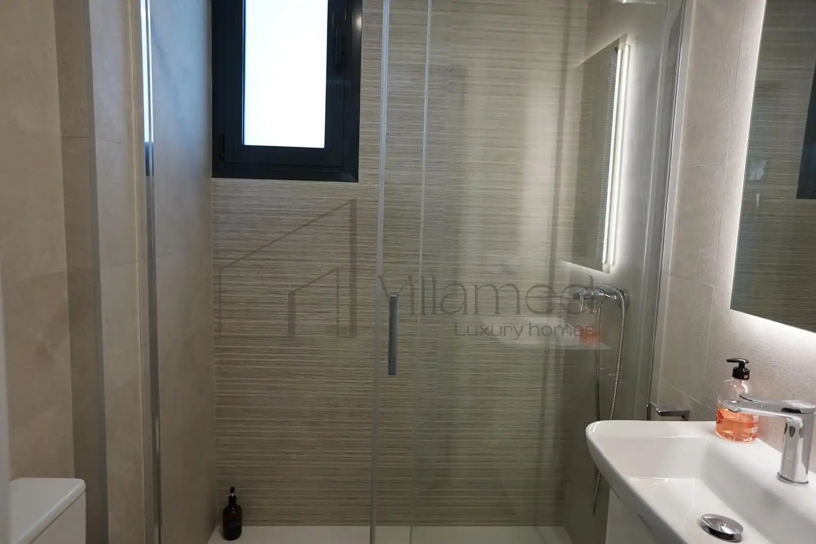 Baño de Casa adosada de alquiler en San Antonio de Benagéber con Aire acondicionado, Calefacción y Jardín privado