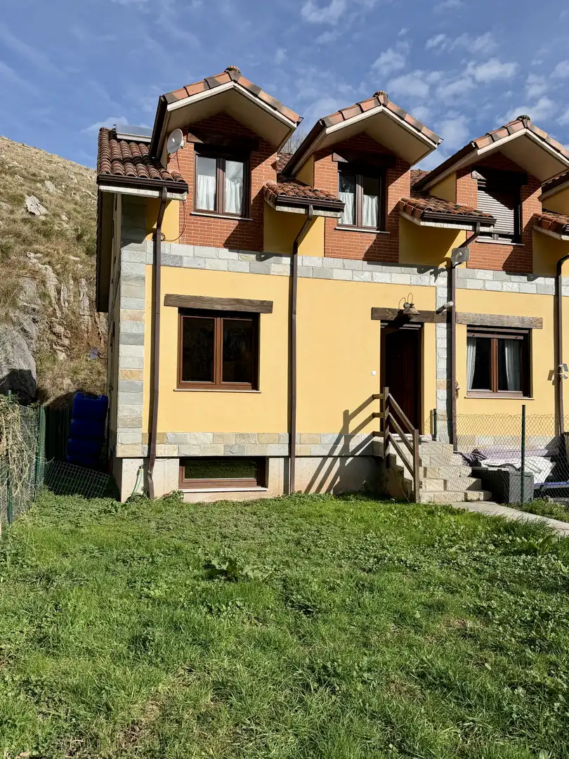 Außenansicht von Einfamilien-Reihenhaus zur Miete in San Roque de Riomiera mit Heizung und Privatgarten