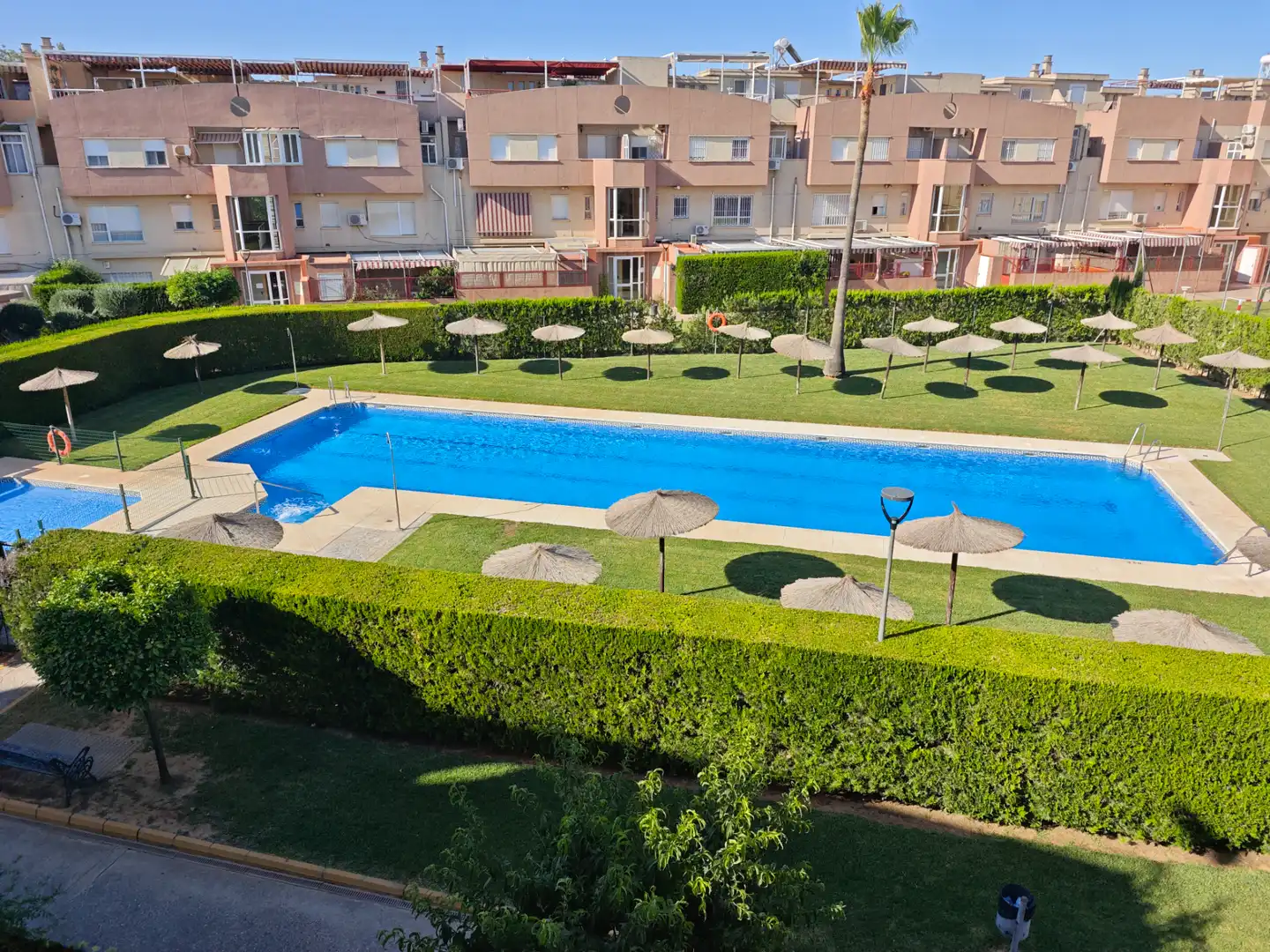 Piscina de Dúplex en venda en Dos Hermanas amb Aire condicionat, Jardí privat i Terrassa