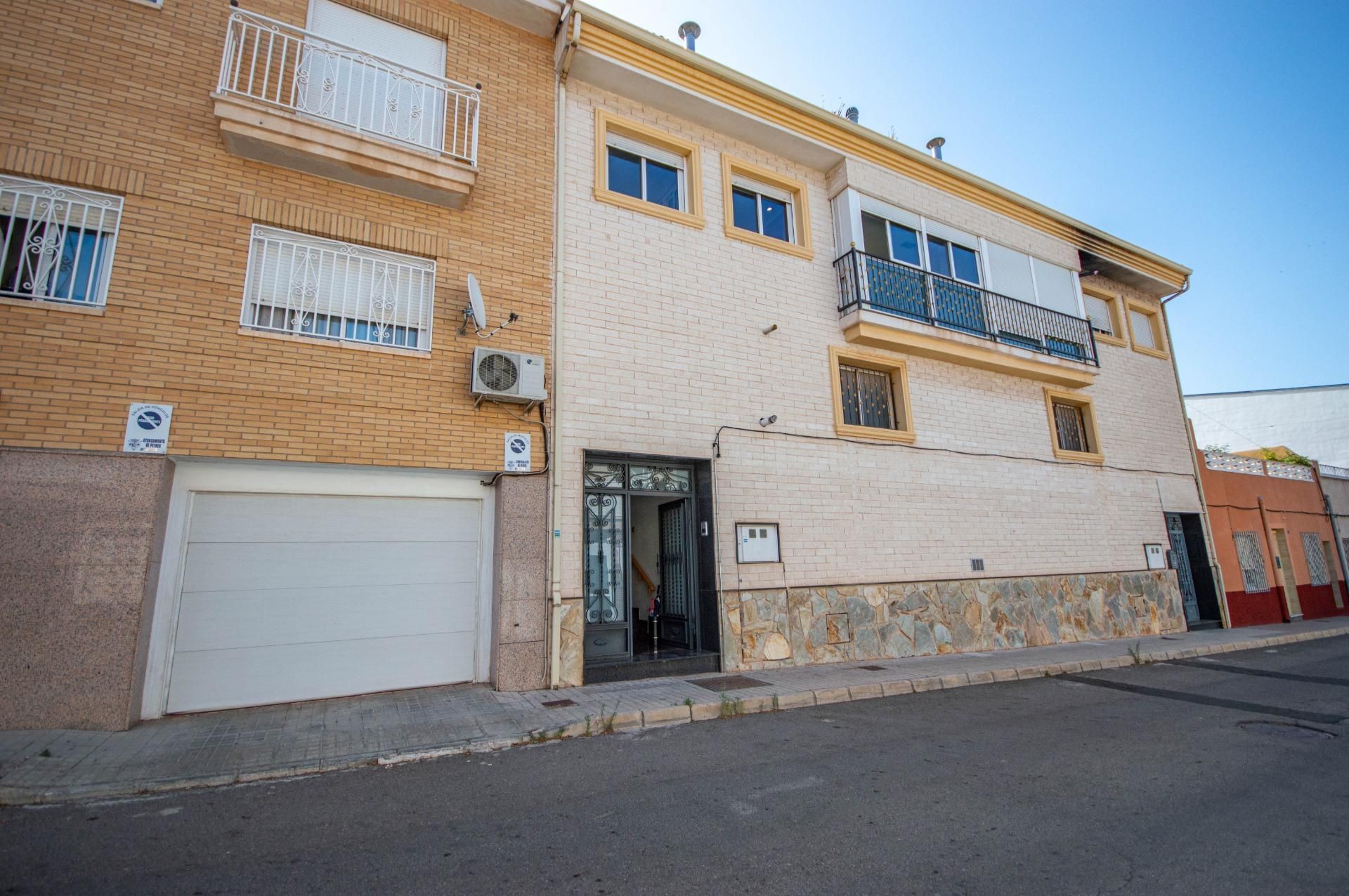 Vista exterior de Casa o xalet en venda en Petrer amb Aire condicionat, Terrassa i Traster