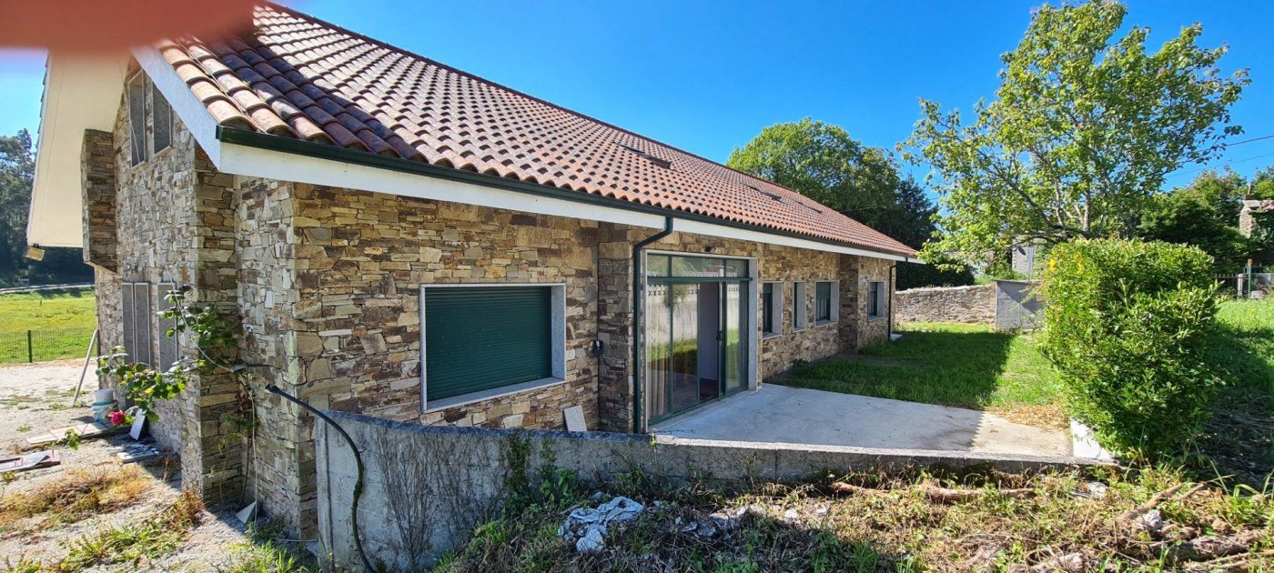 Country house for sale in Santa Comba